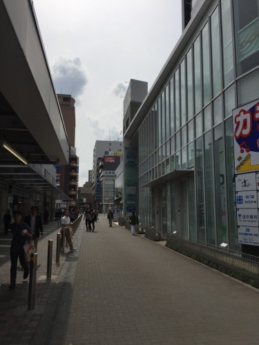 鶴川駅北口改札前からココデンタル方向